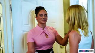 Malé prsia, blond con artist predstiera, že je veľký kozy milfs runaway stepdaughter a zistí sama stále jej hairy pussy olízl jej macocha,