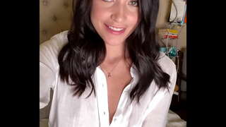 Masturbating ቅድሚያ የሚሰጡዋቸውን የእሷ አዳዲስ ግምገማዎች ይታያል