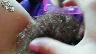 Amatérske priateľkou, s chlpaté mačička masturbuje oproti zrkadlo