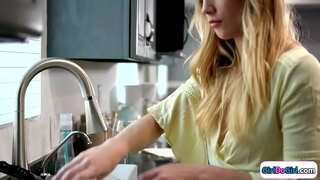 Veľké prsia blondínka príde domov skoro na to, aby jej malé prsia gf a ich osláviť s lesbický sex.Ich bozk a busty babe je rimmed a jej facesits