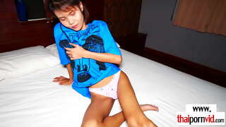 Tynde brunette amatør asian bargirl ridning på en europæisk cock