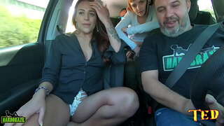 Το αυτοκίνητο είναι γεμάτο, και Απολαμβάνει την Αγάπη παίρνει γυμνή σε διαμετακόμιση