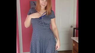 Desnudándose y mostrando en tacones