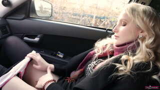 Оюутан охин чангаар хашгирах тэр cums дараа masturbating түүний pussy.