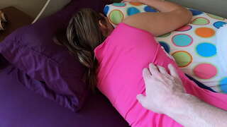 Tatăl devine fiica vitregă până în dimineața cu pula mare