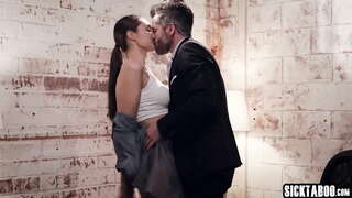 Sexy MILF Bella Rolland got fucked mor galed a dwfn ac mae hi&#039;n ei hoffi gymaint