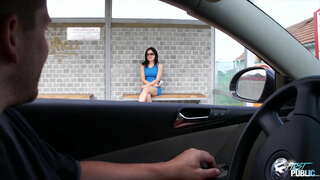 Грязный чувак тандайт одинокую красотку карата автобусной станциялары, показывая ага да круто ачык трах нооруз майрамына карата