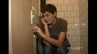 Drengen sidder og stirrer