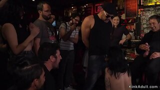 Euro barna rabszolga egy bárban készült, hogy nyalogatja, majd szopni