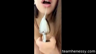 Sexy babe liek kristāla butt plug viņas ass un spēlējas ar rotaļu tajā pašā laikā Sexy babe liek kristāla butt plug viņas ass un spēlējas ar rotaļu tajā pašā laikā