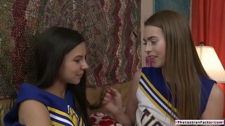 Teen cheersquad membroj eksperimentanta lekante ĉiu aliaj pussy Teen cheersquad membroj eksperimentanta lekante ĉiu aliaj pussy