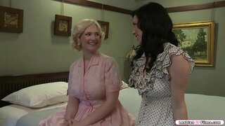 Busty blonde besøg hendes brunetter ven, og de begynder at tale om størrelsen af deres bryster.Efter at,de bliver liderlige, og de begynder at kysse hinanden.Næste er hendes ven sutter hendes bryster og slikker hendes fisse.Til gengæld, hun gør det samme til hendes ven.