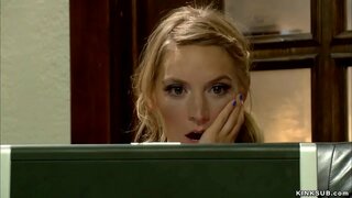 Teen Blonde Mona pays de Galles trouve film porno de sa belle-mère, Simone Sonay sur internet puis la fouette et anal baisée dans la servitude dans le lit