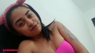 Хулиганка-девочка в своей комнате с большим возбуждением