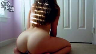 Evde halıda yapay penis lanet